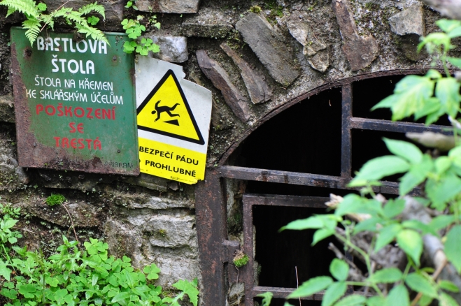 Jedna ze štol nedaleko vrcholu Javorné. Dovnitř jsme si netroufli.
