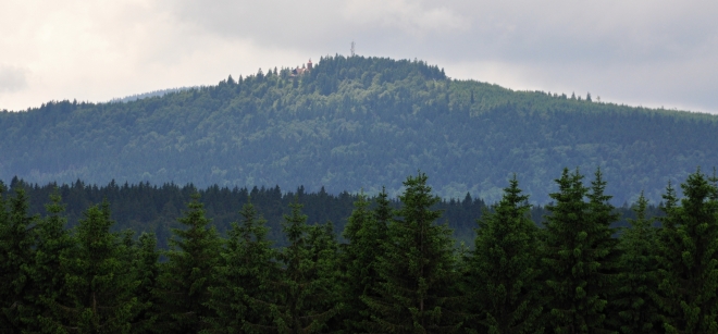 Pancíř ( 1 214 m n. m.) se svojí horskou chatou a rozhlednou.