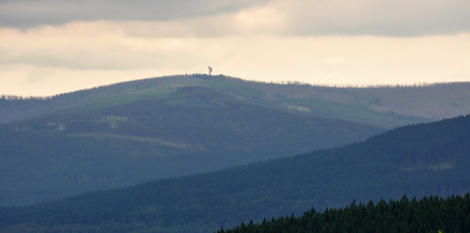 Vzdálený vrchol Poledníku (1 315 m n. m.) s rozhlednou.
