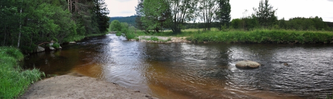 Cesta kolem snadno dostupného údolí je lemována krásnými výhledy na řeku, která je mému srdci již dlouhá léta nejbližší. 