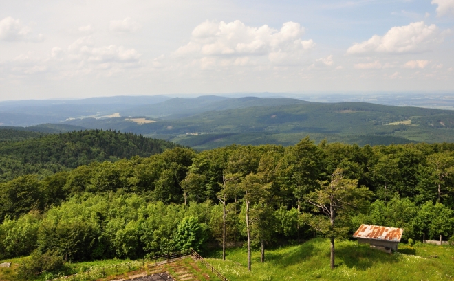 Haltravský hřeben byl před Sametovou revolucí jedním z nemnoha přístupných cílů. Pamatuji si tak na naše putování skalnatým hřebenem přes Velkou skálu, nejvyšší Škarmanku (888 m n. m.), Haltravu a Sádek do Capartic a nakonec za šera temným lesem na Výhledy, kde jsme přespali na betonových deskách, ale pod stříškou, nedaleko památníku J. Š. Baara.