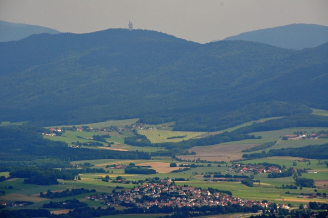 Pohled k Hohen Bogenu přes Fürth im Wald. Pořád v lese.