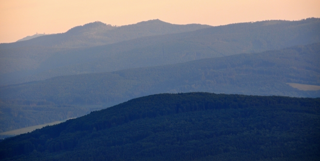Oba vrcholy Ostrého (1 293 m n. m.) osvětlují poslední paprsky slunce.