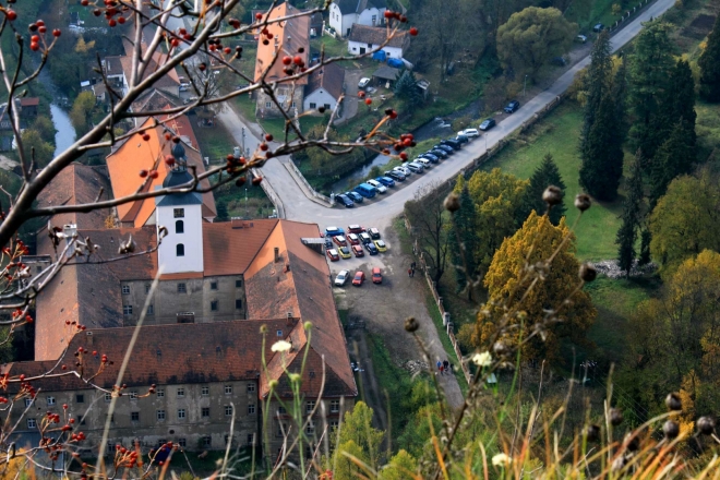 Pohled na zaparkované vozy ze Svatého Jána