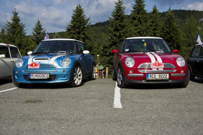 Na parkovišti před hotelem - naše auto a přítele Joži