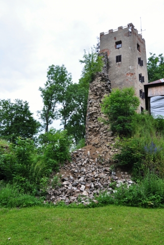 Dnes se zachovala v dobrém stavu pouze hradní věž, která slouží i jako rozhledna. Ta však byla z ruin postavena až dodatečně v místě původního gotického paláce. Za Třicetileté války, v říjnu roku 1620, byl hrad dobyt katolickým vojskem pod velením císařského generála Dona Baltazara de Marradas a stal se oporou císařských. Následně se na panství vystřídala řada majitelů a v roce 1641 byl hrad podruhé dobyt. Tentokrát jej po krátkém obléhání obsadili Švédové pod vedením generálmajora Pfula. Ten na hradě pobyl sice jen několik dní, ale pevnost natolik poničil, že se stavba stala v podstatě neobyvatelnou. Hrad měl ale štěstí a byl ještě znovu opraven a stal se opět oporou císařské posádky.Třicetiletou válkou hrad přesto velmi utrpěl. Byl po jejím ukončení opouštěn a změnil se ve zříceninu.