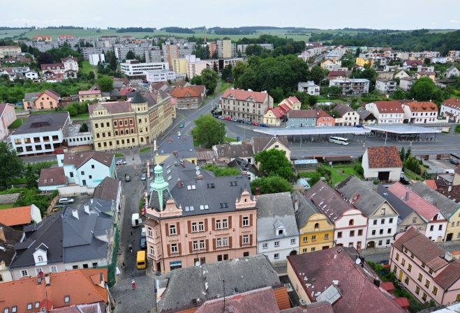 Nakouknutí do Kostelní ulice.