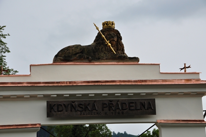 Popis je málo čitelný a tak vězte, že stojíme před branou Kdyňské přádelny, založené roku 1769.