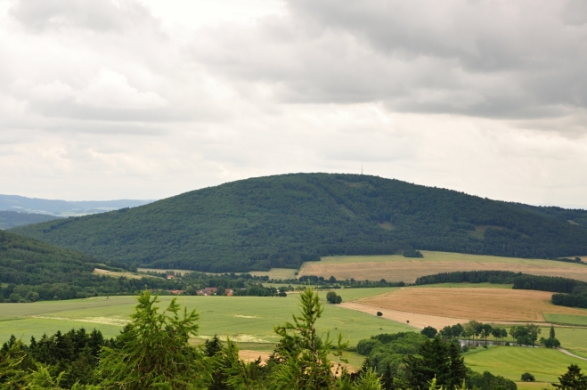 Mohutný masív Doubravy (727 m n. m.) bohužel značení jen podchází. Dříve na vrcholu sídlila radiotechnická rota, dnes je zde pilotní ženevský vysílač pokrývající signálem část členitého Klatovska.