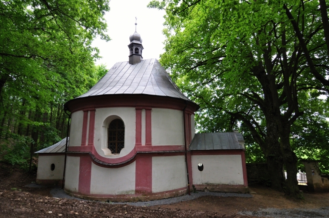 Hřbitovní kaple sv. Anny je jednou z našich posledních zastávek na NS Žďár.