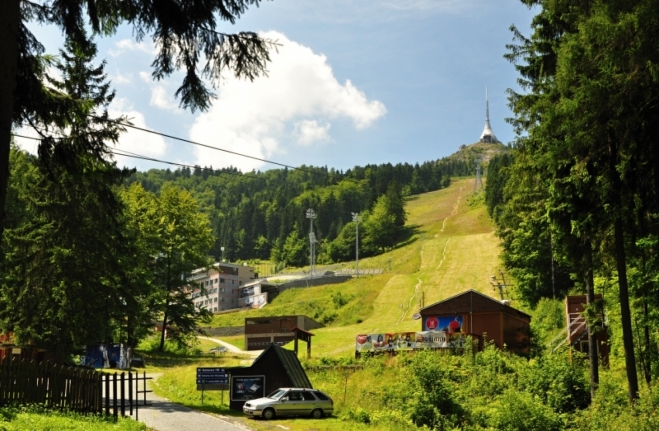 Na vrchol je vybudována jedna z prvních visutých lanovek u nás.