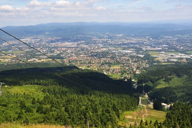 Dolní stanice lanovky se nachází v Liberci - Horním Hanychově nedaleko konečné stanice tramvaje MHD.