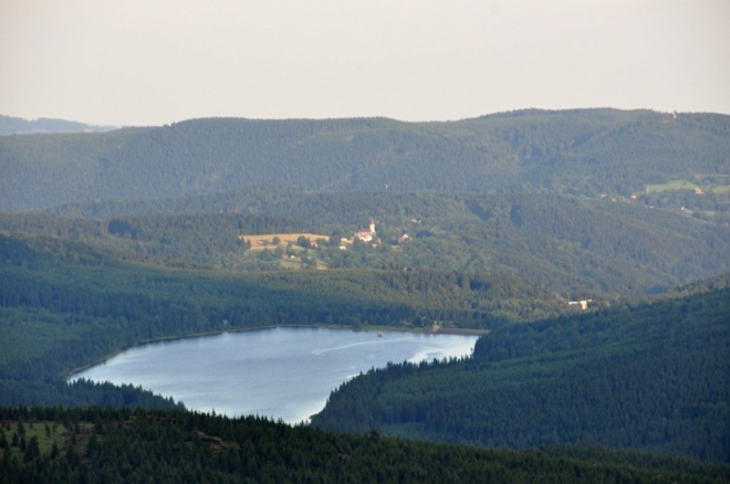Přehrada Souš nad Desnou. Vpravo vzdálená rozhledna Štěpánka.