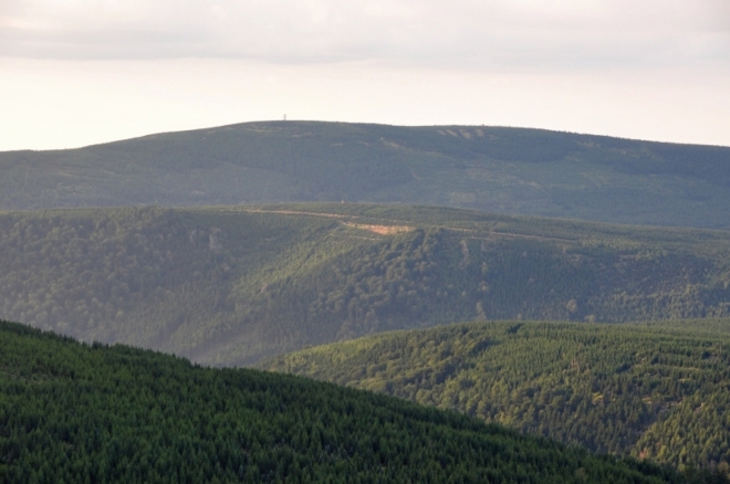 Pohled ke Smrku (1 124 m n. m.) odhaluje co nás čeká zítra.