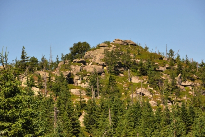Před námi se brzy objeví Polední kameny (1 007 m n. m.).