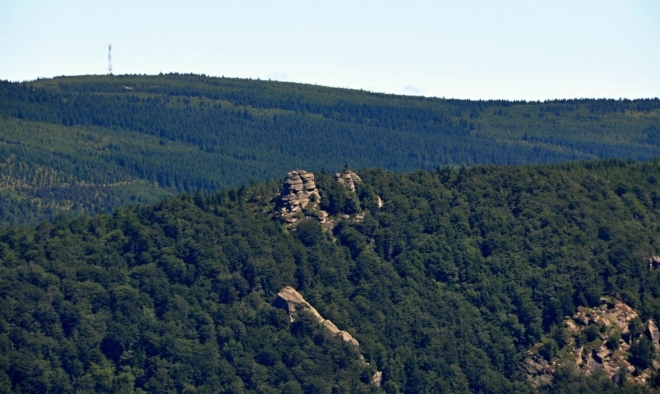 Paličník leží na opačné straně údolí Smědé. I tam je mnoho pěkně vytvarovaných skalek.