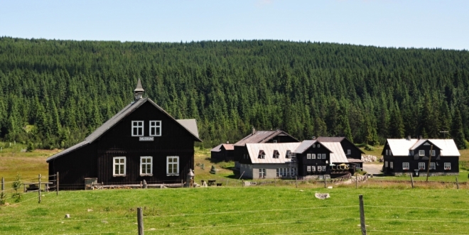 Horské domy na Jizerce jsou dřevěné a vypadají moc pěkně. A protože se zde nic dalšího stavět nesmí, bude Jizerka malebná i nadále.