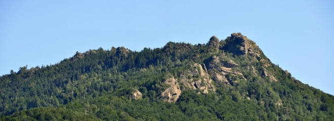 Frýdlantské cimbuří od Bílého Potoka jsem takto vyfotil při cestě zpět na Smědavu.