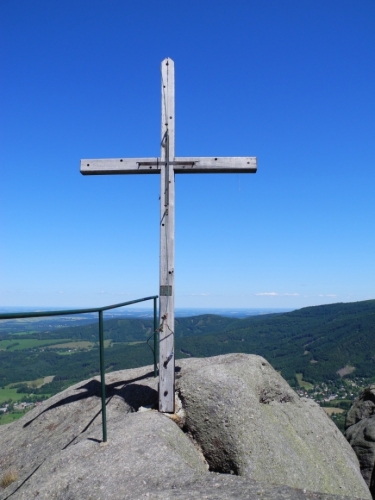 Opuštěný kříž ještě trochu navlhlý mým potem. Frýdlantské cimbuří