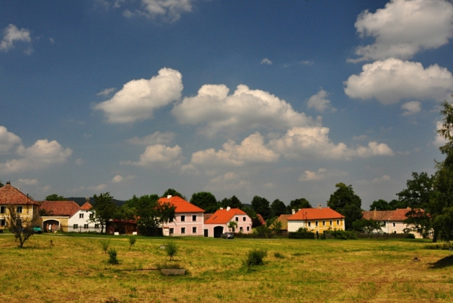 KORYTO (dříve Psí Koryto, německy Hundsnursch)Leží ve vzdálenosti 9 km jihozápadním směrem od Prachatic. Nejstarší písemná zpráva se zachovala z roku 1393 ve formě Hunczurisch. V roce 1395 je poprvé doložen i český název Koryto, který se udržel do 17. století. V roce 1600 zde žilo 15 osedlých a byla zde i krčma. Od roku 1850 osada obce Skříněřov. V roce 1870 zde žilo již 185 a bylo 24 domů. největšího počtu obyvatelstva bylo dosaženo v roce 1890, 210 osob. Potom počet obyvatelstva v roce 1946 odešlo celkem 136 osob. V roce 1988 zde žilo pouze 22 osob. V roce 1837 zde byla postavena budova jednotřídní obecné školy, která v roce 1933 byla rozšířena na druhou třídu. Německá obecná škola ukončila svou činnost v roce 1945. V roce 1946 byla otevřena česká obecná škola, později Národní škola, základní devítiletá škola, která byla zrušena v roce 1970 pro nedostatek žactva. V roce 1875 budova školy vyhořela podobně jako při dalším velkém požáru v roce 1908. Od roku 1960 osadou obce Zbytiny.