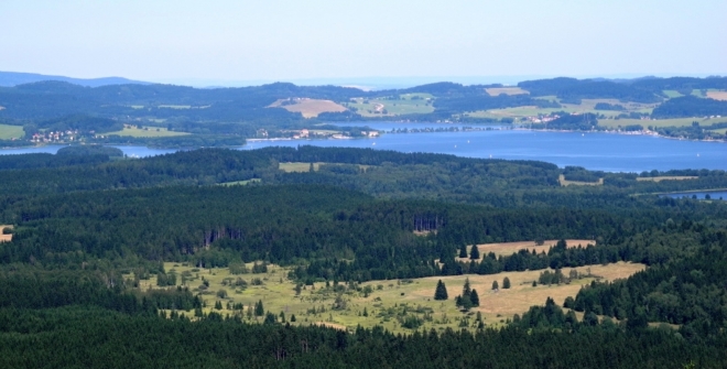 PP Házlův kříž, v pozadí Hůrka a Černá v Pošumaví.
