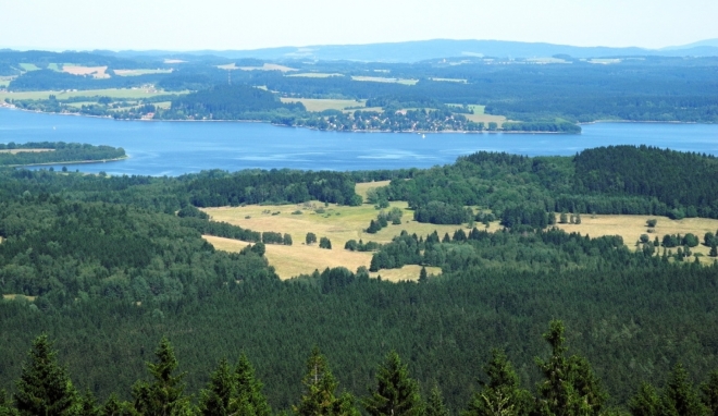 PP Račínská prameniště, Pestřický vrch, v pozadí Radslav.