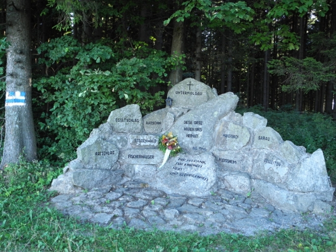 U samot Grünwaldu je pomník vysídlených obcí a samot Dolní Vltavice (Untermoldau) a okolí.