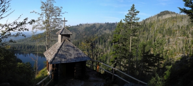 Roklanská kaple stojí nad skalním prahem a výhled od ní je impozantní.