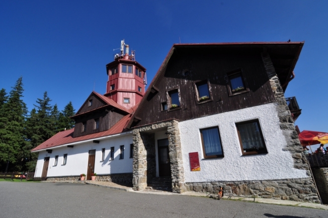 Pancíř (1 214 m n. m.) přímo na vrcholu okupuje stará horská chata s rozhlednou. Nejdřive zde byla postavena v roce 1880 jednoduchá dřevěná rozhledna, aby dne 28. září 1923 zde byla otevřena horská turistická chata s dnešní rozhlednou.
