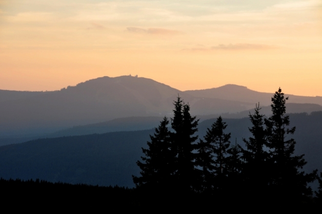 Grosser Arber (1 456 m n. m.) je nejvyšší horou Šumavy. V pozadí Kleiner Arber (1 384 m n. m.). Český název Javor.