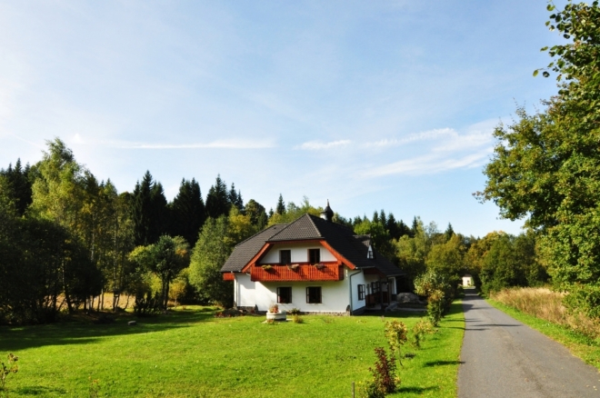 Nová Hůrka se opravdu stává novou. Bývalá rota a nevzhledné budovy změnily majitele i vzhled.
