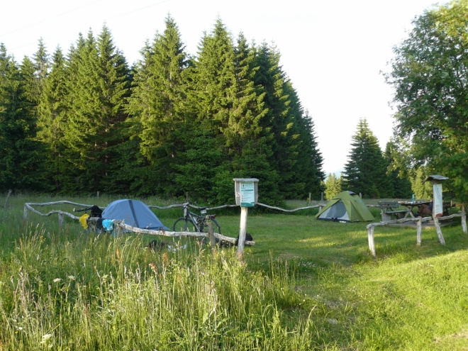 Nouzové nocležiště Bučina nouzově nevypadá, ani ho nouzově nevyužíváme. Naplánovali jsme si ho už před cestou. Náš stan je vlevo, vpravo má stan otec se synem, kteří jsou na vandru.