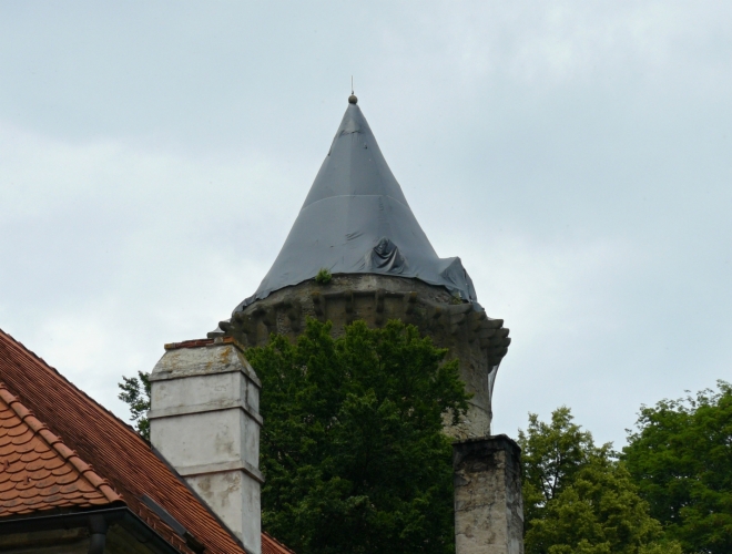 Vrchol věže Jakobínka chráněný plachtou před nepříznivými vlivy.