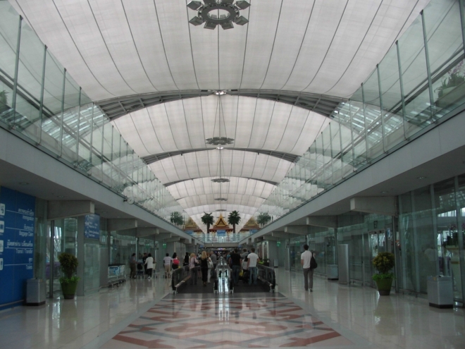 Esteticky zajímavé letiště Bangkok-Suvarnabhumi patří k těm nejvytíženějším v Asii. Do provozu bylo uvedeno v roce 2006 jako náhrada stařičkého letiště Don Mueang.