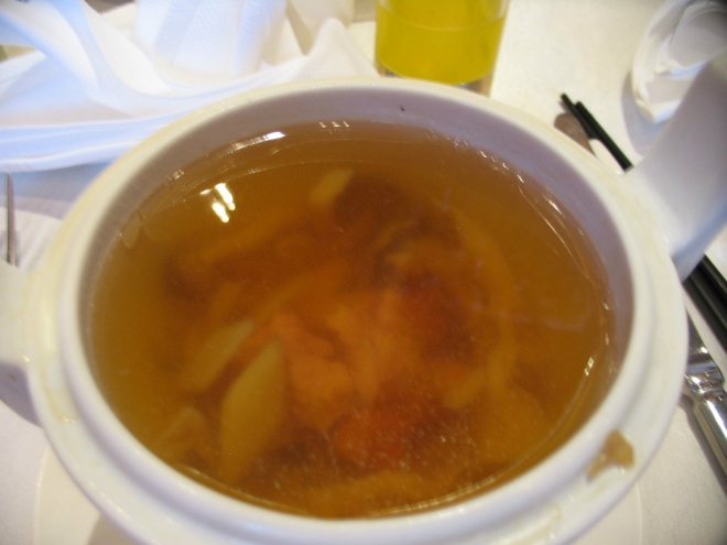 Jedním z prvních chodů je tato vepřová polévka s houbami.