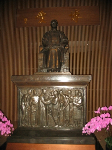 V přízemí muzea je umístěna socha Sunjatsena, prvního (prozatímního) prezidenta a „otce“ Čínské republiky, který se na počátku 20. století významně zasadil o svržení císařské dynastie Čching (Qing).