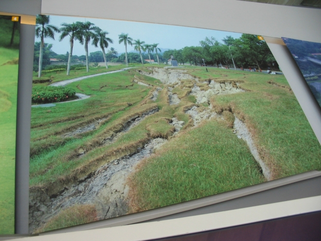 V muzeu je vystaveno mnoho fotografií zobrazujících škody způsobené v jiných částech ostrova. Všude potrhaná země, zbořené silnice, mosty, domy, hráze a další.