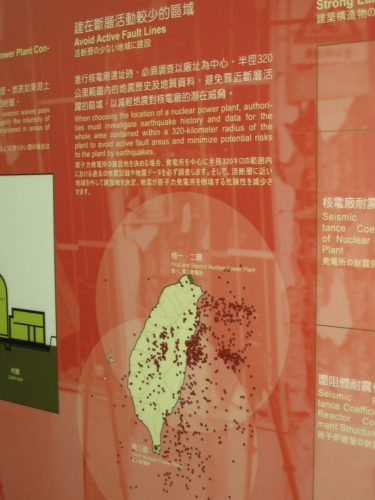 Tři tchajwanské jaderné elektrárny jsou umístěny na „špičkách“ ostrova (zelené puntíky), což jsou s ohledem na historii výskytu silnějších otřesů (červené puntíky) relativně bezpečné lokality, aspoň v tchajwanských měřítkách.