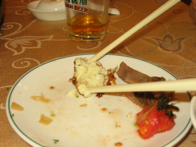 Dnes musíme převážně používat hůlky, takže ti méně šikovní se moc nenají. V pozadí sklenička na tchajwanské pivo, v níž je ovšem nalitý džus (místní pivo jinak není vůbec špatné).