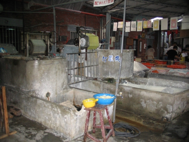 Turistům byla továrna zpřístupněna v roce 1994, kdy se rodina Chuang (Huang), která tento podnik provozuje už několik generací, rozhodla, že je třeba otevřít se veřejnosti a trochu tak tradiční ruční výrobu zpopularizovat, což se tímto povedlo. Zatímco továrna běží na sto procent, potulují se zde hloučky návštěvníků s průvodci, aniž by komukoliv překážely.
