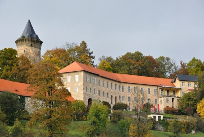 Večer slunce konečně dosáhne na vež Jakobínku a zámecké křídlo, kde jsme jako páni ubytováni. Jakobínka se opravuje starověkým postupem a bez pomoci novodobých prostředků.