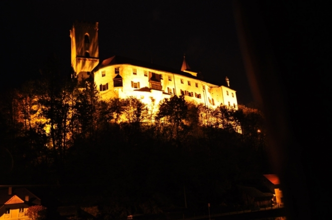 Po setmění svět se mnění a s ním i pohled na hrad Rožmberk.