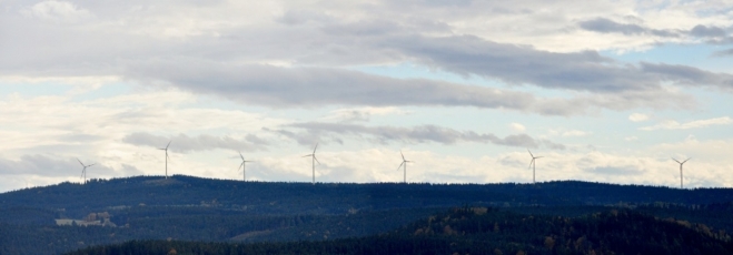 Větrné elektrárny leží na rakouském území za vrcholem Hvězdné (1 012 m n. m.).