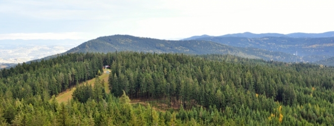 Luč (vpravo komín papíren v Loučovicích).