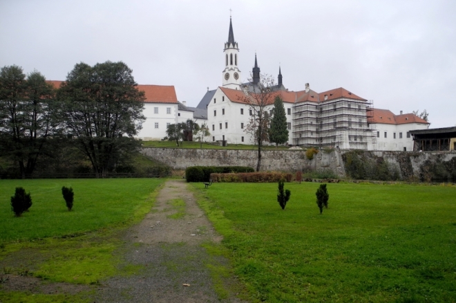 Poněkud nevlídné ráno nedává moc možností pro dobré focení a tak se ve Vyššebrodském klášteře věnuji spíš focení detailů. Uvnitř jsme ale upozorněni na zákaz focení.
