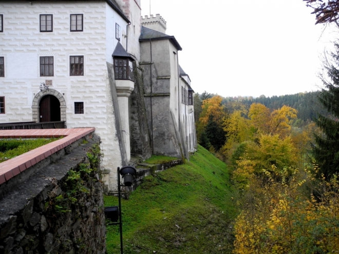 Některé pohledy zdůrazňují jeho exponovanou polohu.