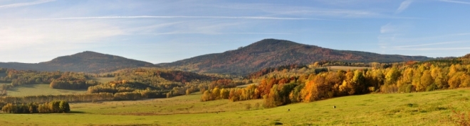 Od Ktiše máme jako na dlani Chlum (vpravo - 1 191 m n. m.) i Velký Plešný (1 066 m n. m.)