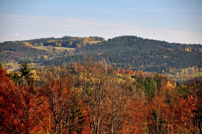 Mackův vrch (904 m n. m.) a Ktišská hora (911 m n. m.) jsou necelý 1km od sebe, oddělené jen mělkým sedlem, kde bývala samota Ktiška.