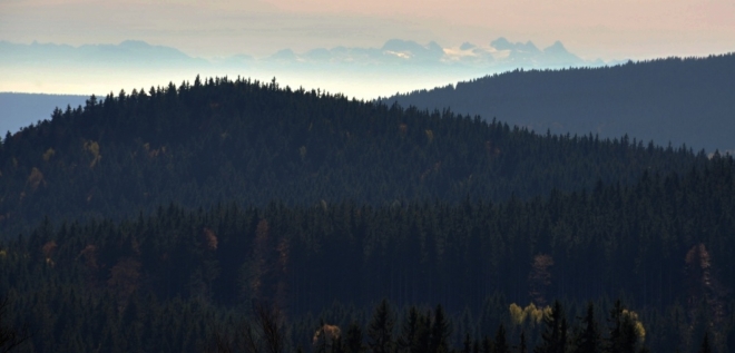 Kopec vpředu neurčím (Kmet?), ale za ním vzdálený Dachstein (2 996 m n. m.) ano. Na rozdíl od vrcholku v popředí jsem na něm již stál.