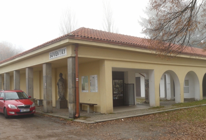Malé nádvoří se stánky, v tomto období prázdnými a zavřenými, se nachází u jihozápadního rohu.